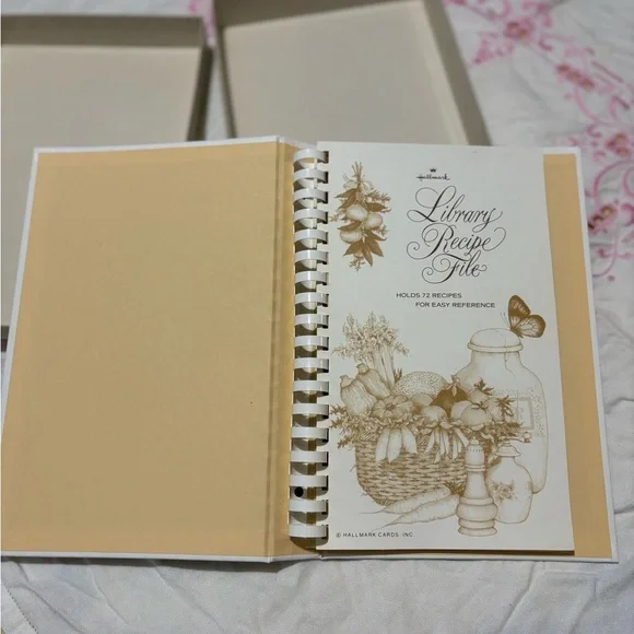 Vintage Hallmark Yellow and Green Recipe Book - Picture 4 of 9